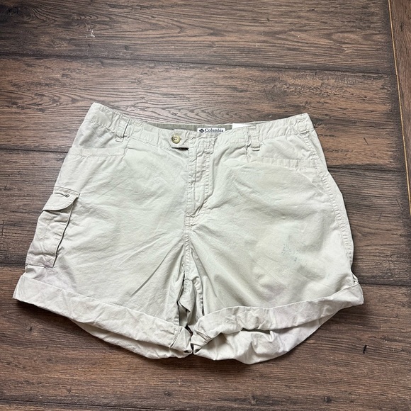 Columbia Women's Light Tan Cargo Shorts - Picture 1 of 3